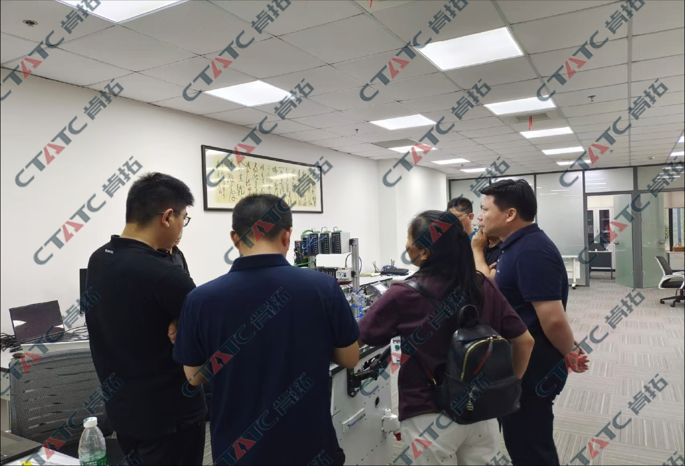 学校来司参观并举办业务讲座
